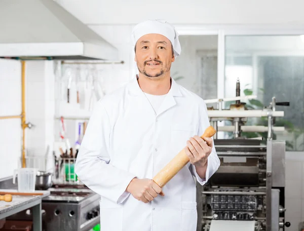 Confiante Masculino Chef Segurando Rolando Pin Na Cozinha — Fotografia de Stock
