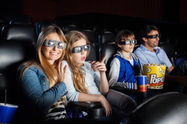 Mutlu kadın aile ile 3D film izlerken