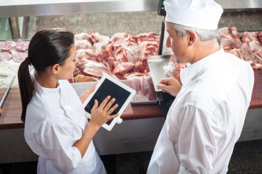 Kasap dükkanında dijital Tablet kullanarak
