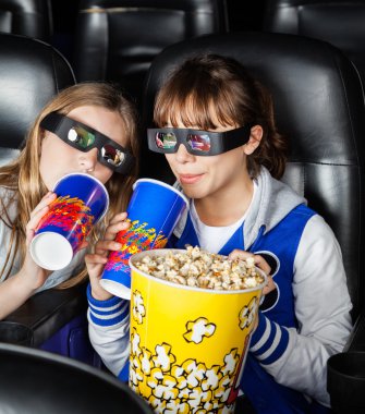 Mutlu kardeşler aperatifler 3d sinemada sahip