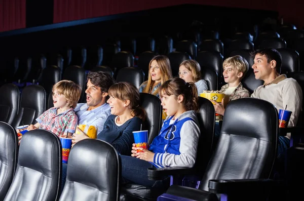 Wstrząśnięty rodzin oglądając film — Zdjęcie stockowe