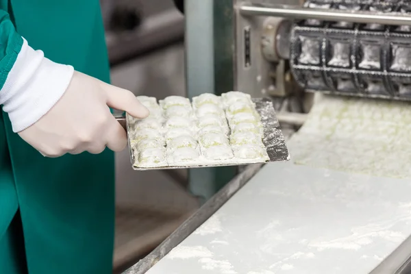 Chef Holding Ravioli Pasta Tray By Machine — Stock Photo, Image