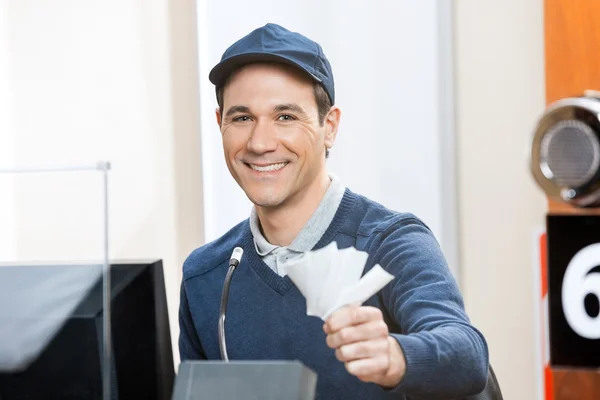 Pracownik posiadający bilety w kasie — Zdjęcie stockowe