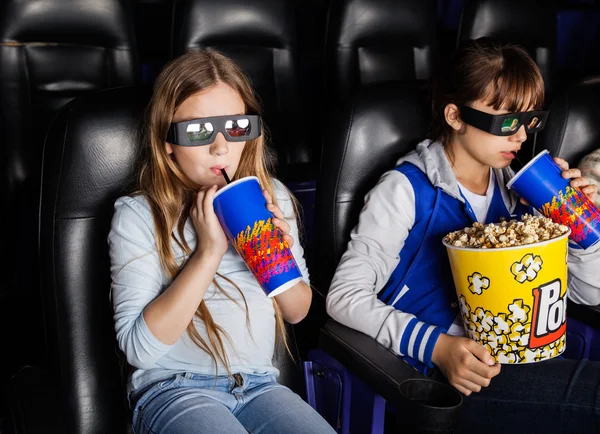 Hermanas viendo películas en 3D en el cine —  Fotos de Stock