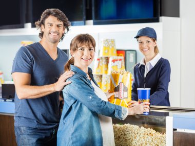 Bekleyen çift aperatifler sinema imtiyaz, satıcıdan satın alma