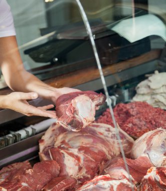 Ekran kabine içinde sığır eti Holding kasap