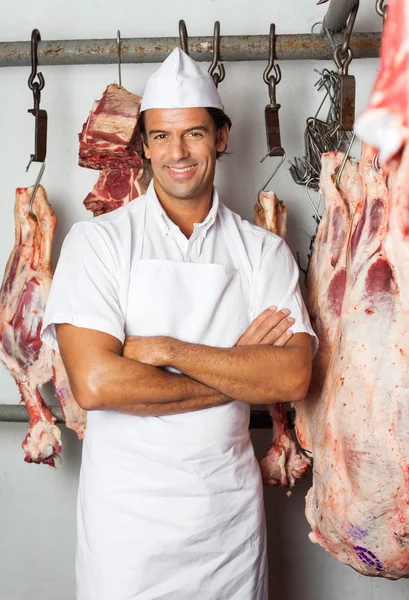 Carniceiro de pé braços cruzados no matadouro — Fotografia de Stock