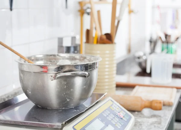 Mélange bol sur l'échelle de poids dans la cuisine commerciale — Photo