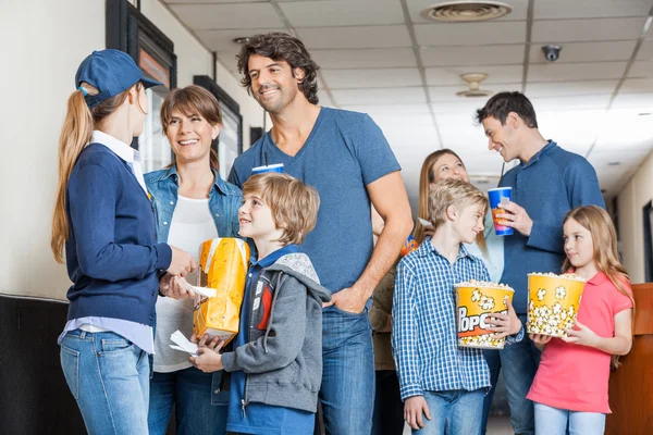 Travailleur avec des familles au cinéma — Photo