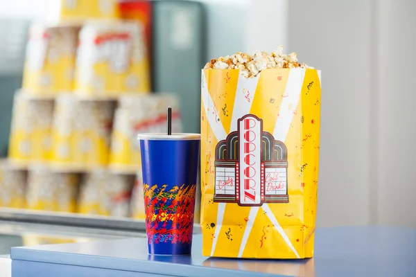 Snacks sur le comptoir de concession au cinéma — Photo