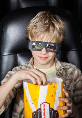 3d film izlerken patlamış mısır yemek çocuk