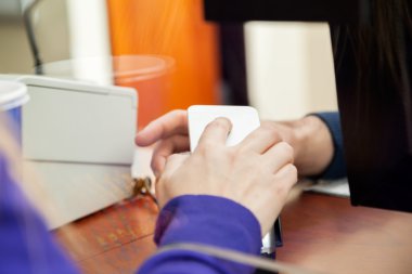 Ofis kutusuna Smartphone üzerinden ödeme kadın