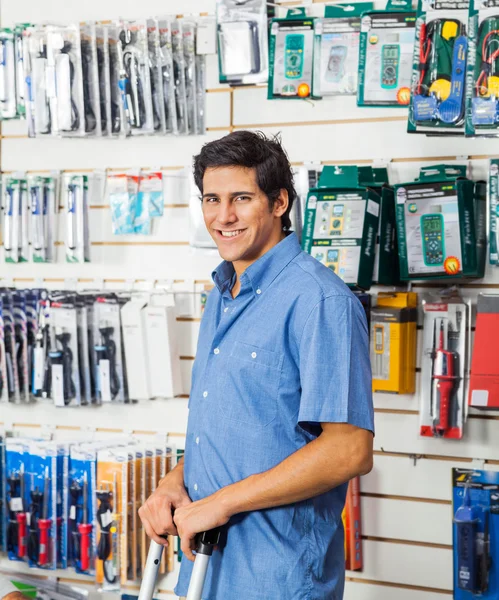 Hombre de pie en la tienda de hardware — Foto de Stock