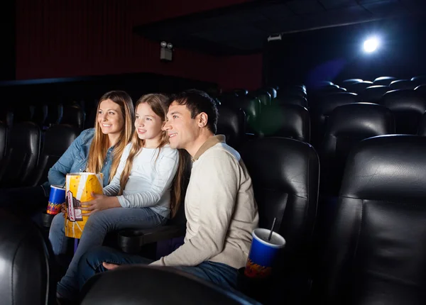 Familjen tittar på Film på bio teater — Stockfoto