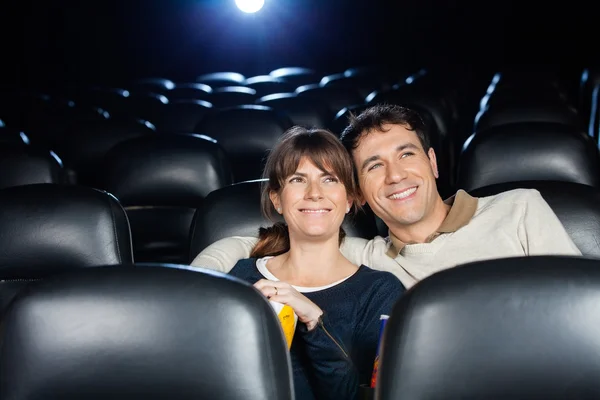 Feliz casal assistindo filme no teatro — Fotografia de Stock