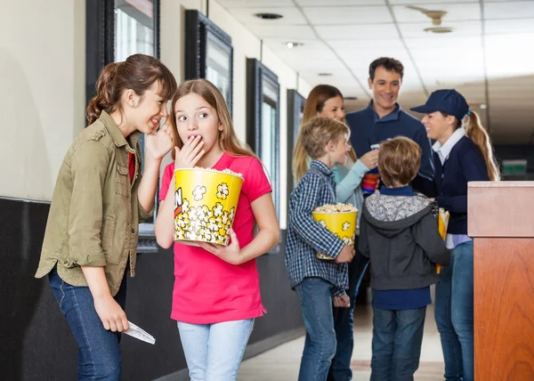 Ragazze che spettegolano al cinema — Foto Stock