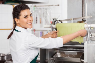 Erkek Şef işleme yeşil makarna yaprak makinesi