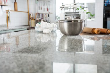Malzemelerin üzerine ticari mutfak, mermer tezgah