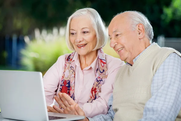 Senior paar Video chatten op Laptop — Stockfoto
