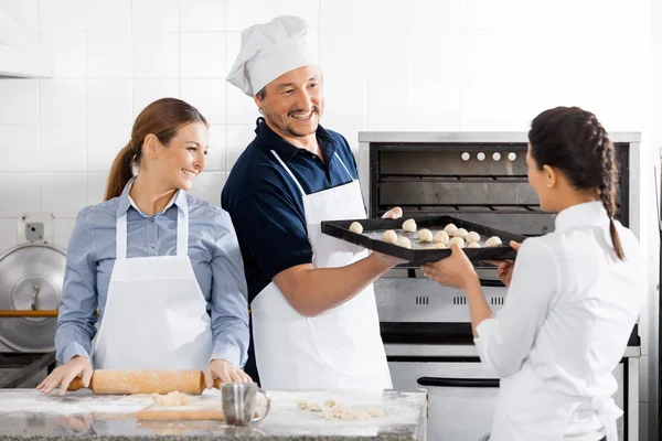 Szczęśliwy kucharzy do pieczenia w Commercial Kuchnia — Zdjęcie stockowe