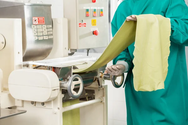 Chef-kok Processing Spaghetti Pasta blad In machines — Stockfoto