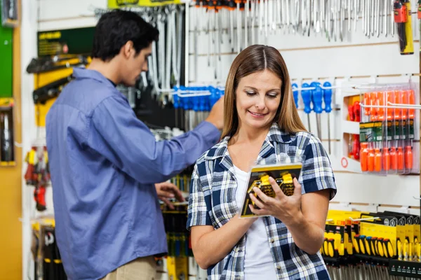 Couple regardant des produits dans la quincaillerie — Photo