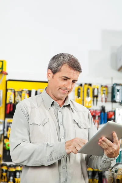 Mann benutzt Tablet-Computer im Baumarkt — Stockfoto