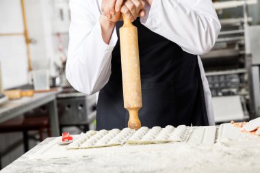 Şef Holding oklava mutfak sayacında, dururken