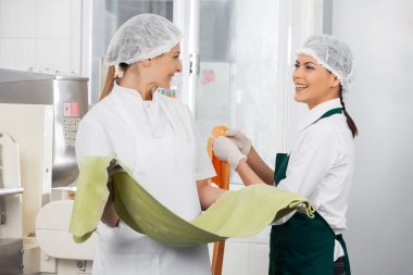 Mutlu şefler makarna yaprak tutarken çevrilişi