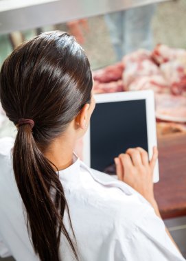 Kasap dükkanında dijital Tablet kullanarak