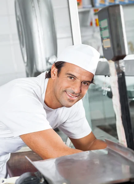 Macellaio fiducioso che lavora in macelleria — Foto Stock