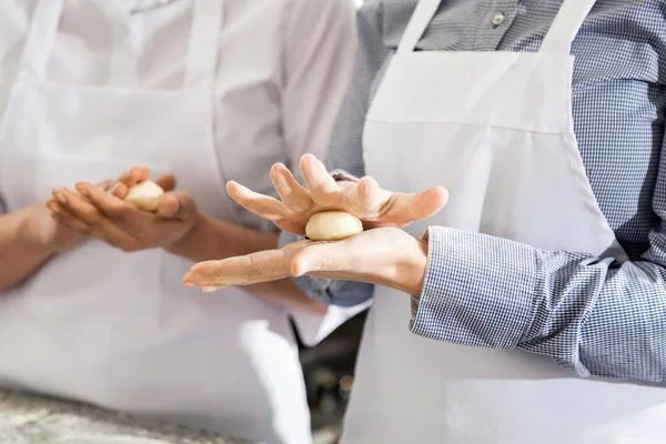 Vrouwelijke chef-koks maken van Pasta deeg ballen In keuken — Stockfoto