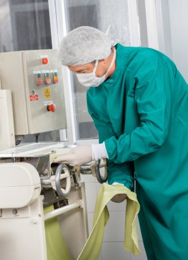 Spagetti makarna makine kullanarak koruyucu iş giysisi şefi