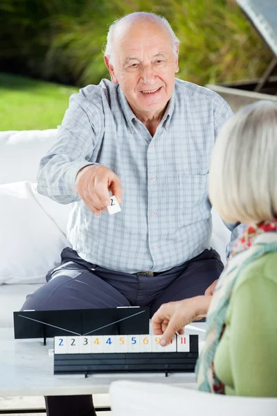 Feliz Homem Sênior Jogando Rummy Com Mulher — Fotografia de Stock