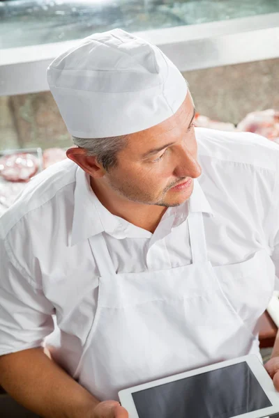 Butcher Holding Digital Tablet In Butchery — Stock Photo, Image