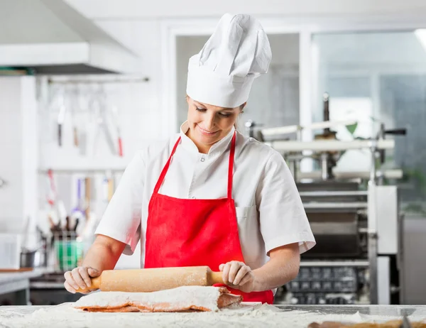 Ler kocken rullande Pasta blad — Stockfoto