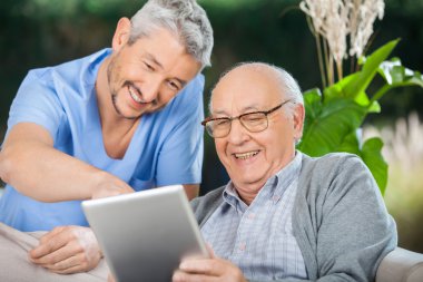 Hemşire ve komuta sizde Tablet bilgisayar kullanarak zevk