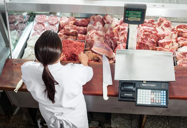 Butcher Working At Display Cabinet In Shop — Stock Photo, Image