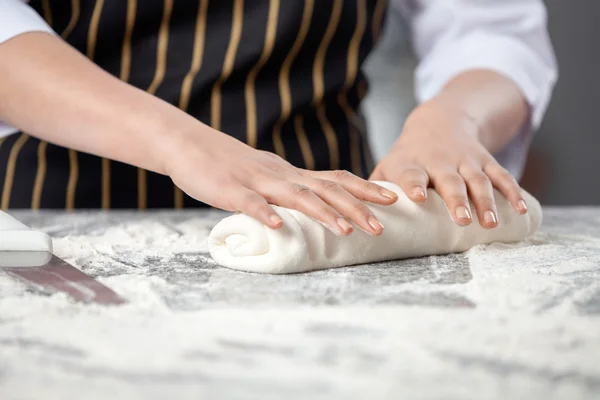 Chef femminile impastare pasta al bancone disordinato — Foto Stock