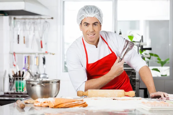 Chef confiant tenant des pinces tout en préparant des pâtes Ravioli dans Ki — Photo