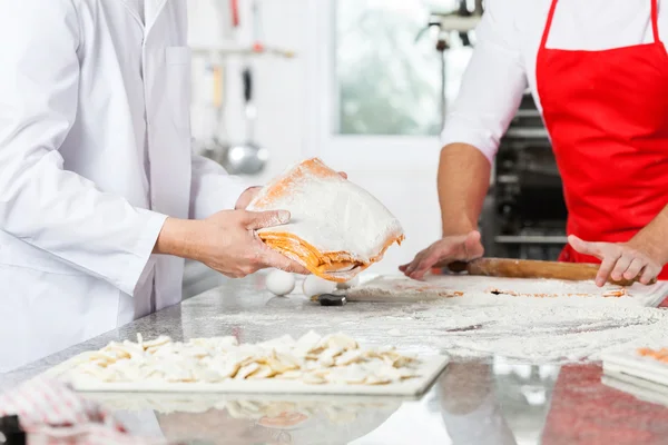 Cuochi che preparano la pasta di Ravioli al bancone della cucina — Foto Stock