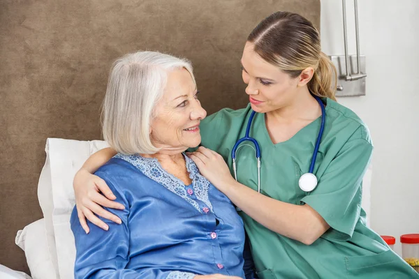 Vrouwelijke Caretaker troostend Senior vrouw — Stockfoto