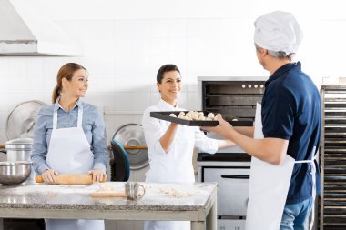 Meslektaşım tarafından fırın tepsisine geçen Şef
