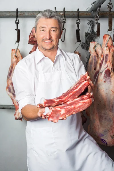 Carnicero mostrando carne roja fresca — Foto de Stock