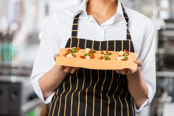 Sezione centrale di Chef Holding ripieni Ravioli foglio di pasta — Foto Stock