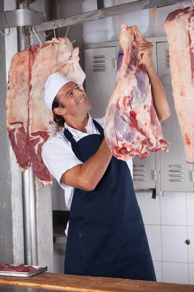 Macellaio guardando timbro su carne — Foto Stock