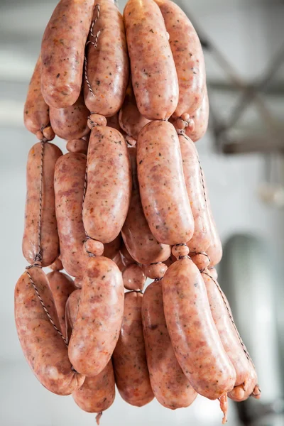 Saucisses suspendues à la boucherie — Photo