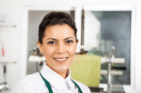 Chef femenino feliz en la cocina — Foto de Stock