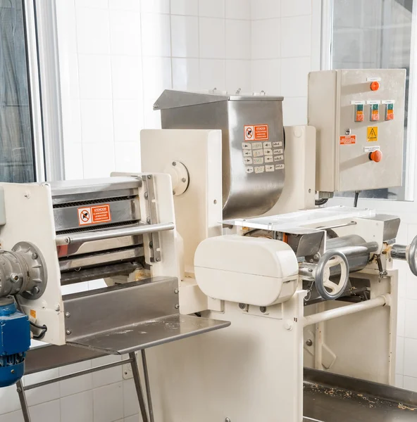 Spaghetti Pastamachine In keuken — Stockfoto