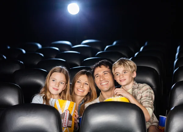 Lycklig familj titta på Film i teater — Stockfoto